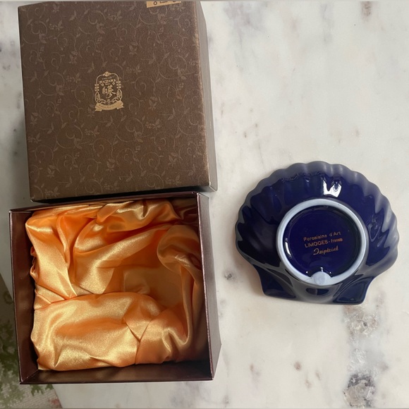 Porcelain trinket dish shell shape with gold figures - Picture 4 of 6